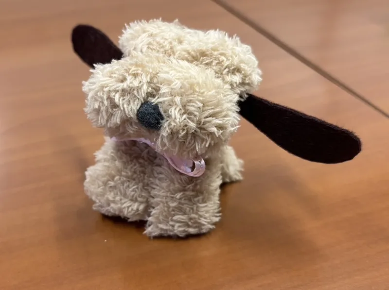 ご利用者様が作業療法で作られた、ふわふわの犬のぬいぐるみ作品